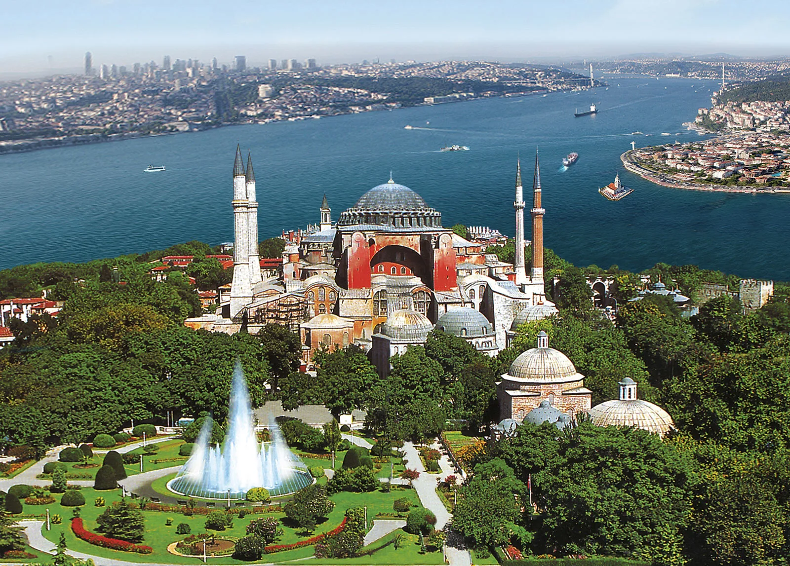 What is the largest covered market in Istanbul, offering a wide range of goods and vibrant shopping experience?
