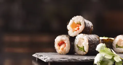 Which ingredient is commonly added to a spicy scallop roll?
