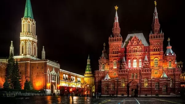 Which Russian tsar commissioned the construction of the Kremlin?