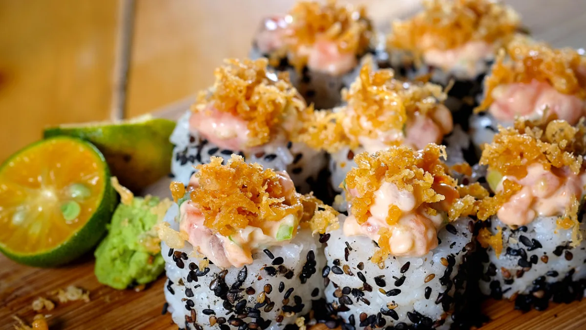 Which ingredient gives a spicy kick to a spicy tuna roll?