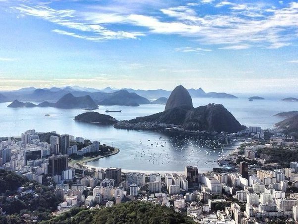 Which mountain is known for its iconic statue of Christ the Redeemer?