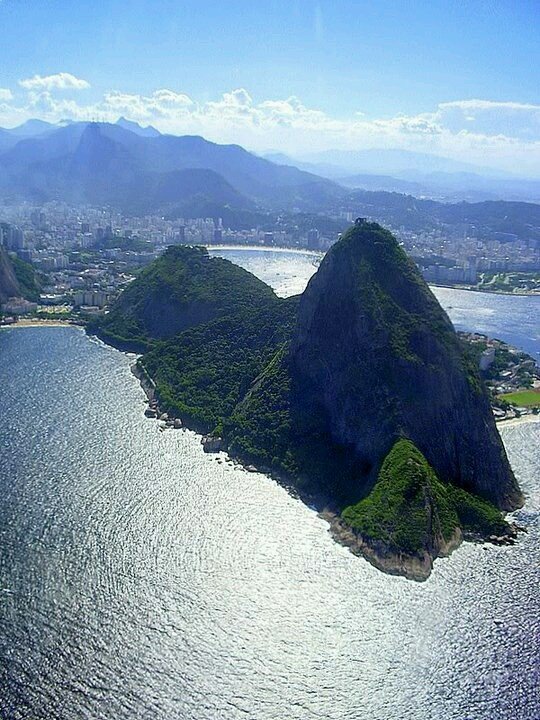 Which famous soccer stadium is located in Rio de Janeiro?