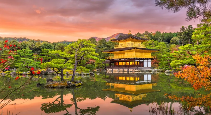 Which famous castle in Kyoto is known for its beautiful gardens and stunning architecture?