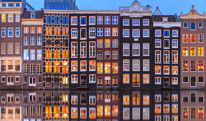 Which canal in Amsterdam is known for its beautiful houses with colorful facades?