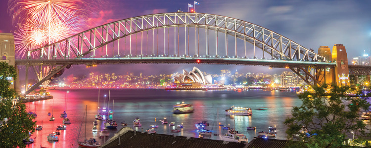 Which Sydney neighborhood is renowned for its vibrant nightlife, trendy bars, and live music scene?