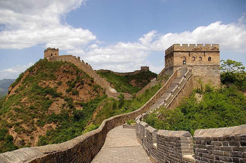 How many provinces in China does the Great Wall pass through?