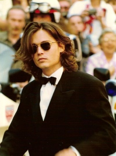 In which film did Johnny Depp play the role of a detective with an unusual appearance?