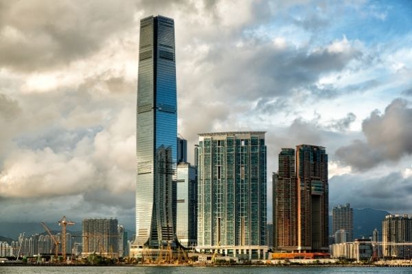 What is the name of the famous skyscraper in Hong Kong that resembles bamboo scaffolding?