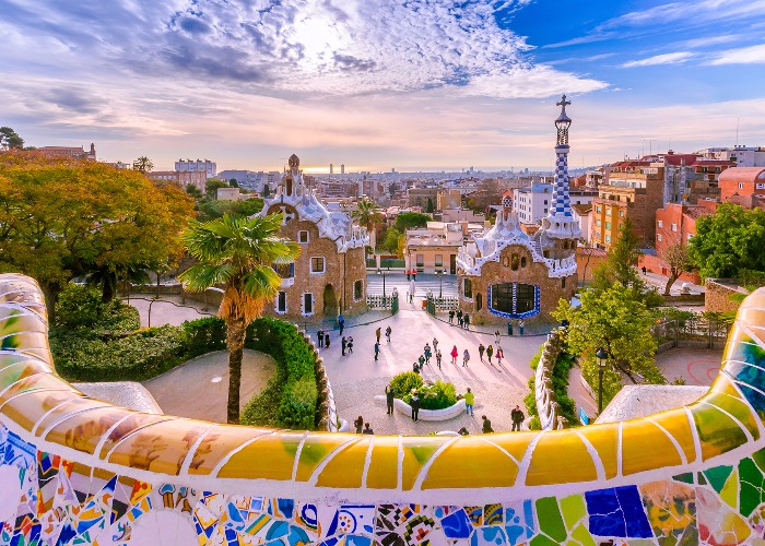 Which park in Barcelona is known for its colorful mosaic sculptures and panoramic views of the city?