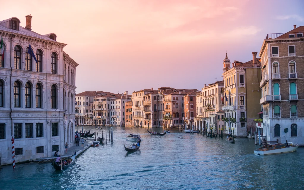 What is the name of the main canal that runs through the center of Venice?
