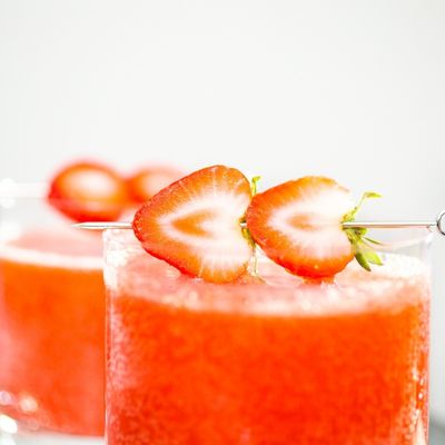 Which fruit is commonly used to garnish a margarita?