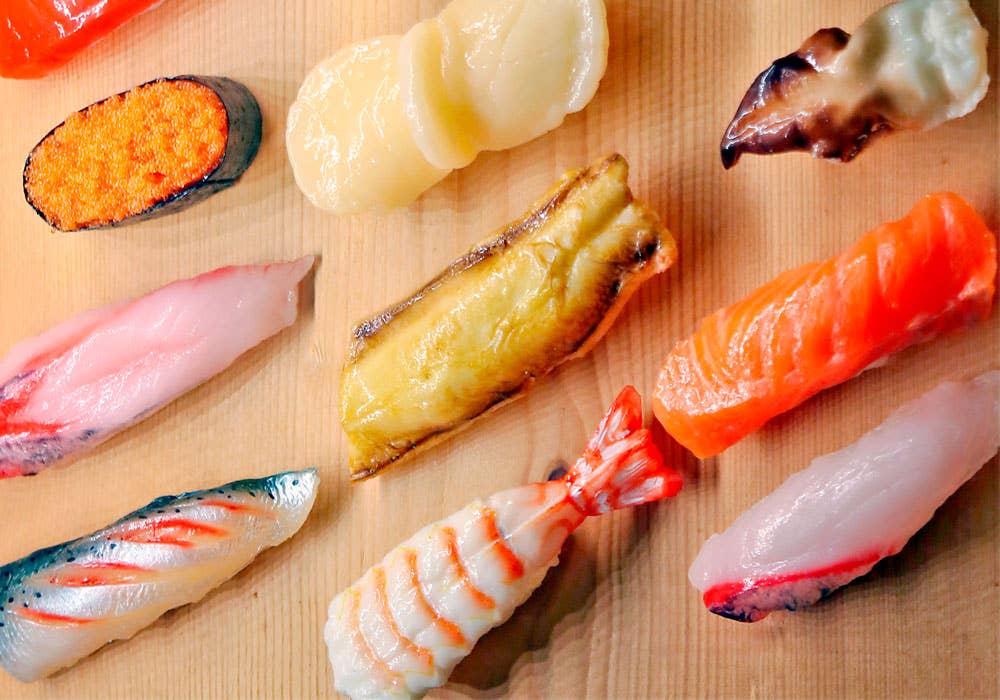 What is the traditional color of sushi rice?