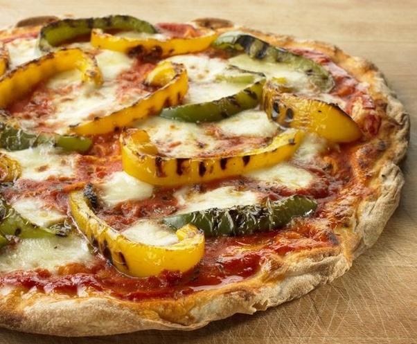 Which type of pizza is topped with tomato sauce, mozzarella cheese, and various vegetables?