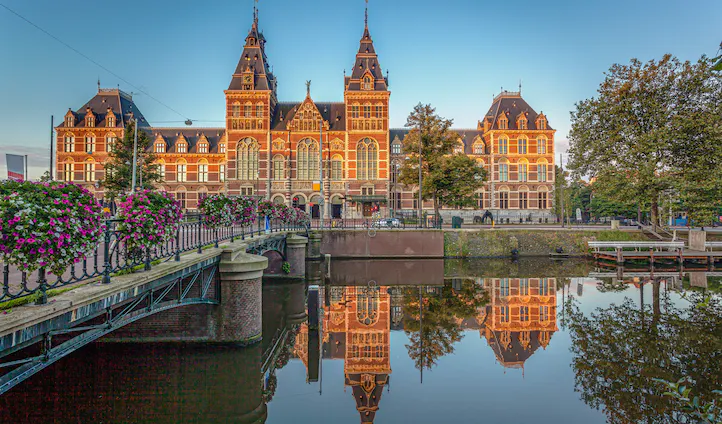 Which famous square in Amsterdam is home to the Royal Palace?