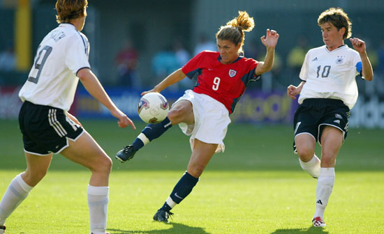 Mia Hamm was the youngest player to ever play for the US Women's National Team. At what age did she make her debut?