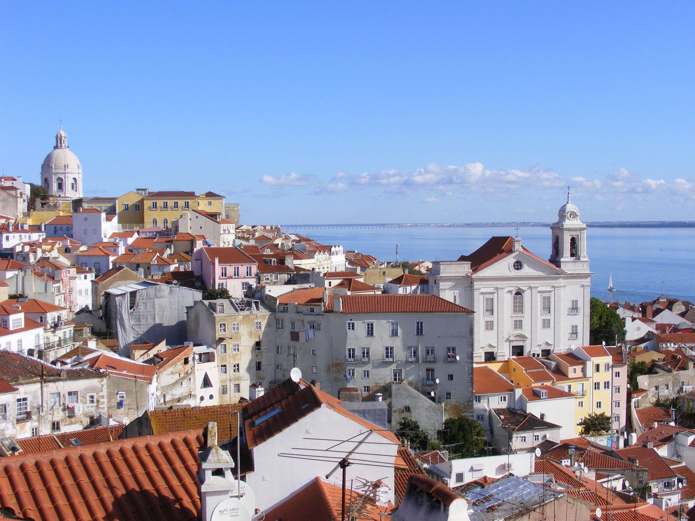 Which famous hill in Lisbon offers stunning panoramic views of the city?