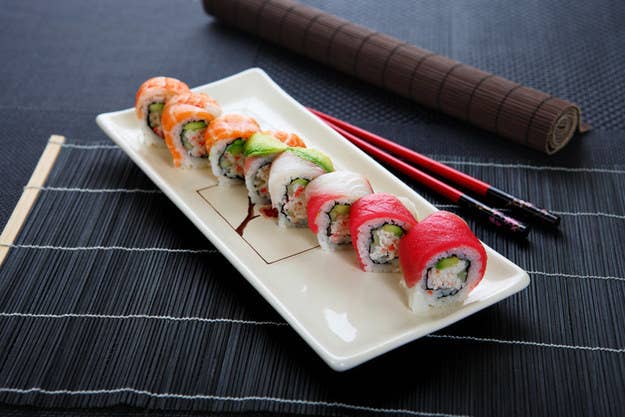 What is the main ingredient in a spicy salmon roll?