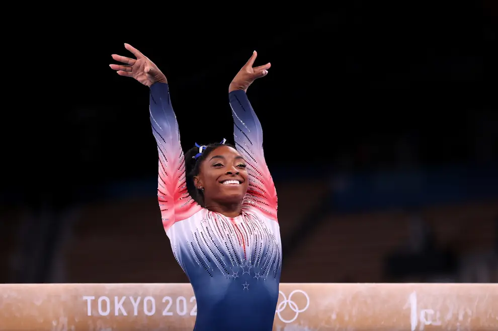 What is the maximum score a gymnast can achieve on each apparatus?