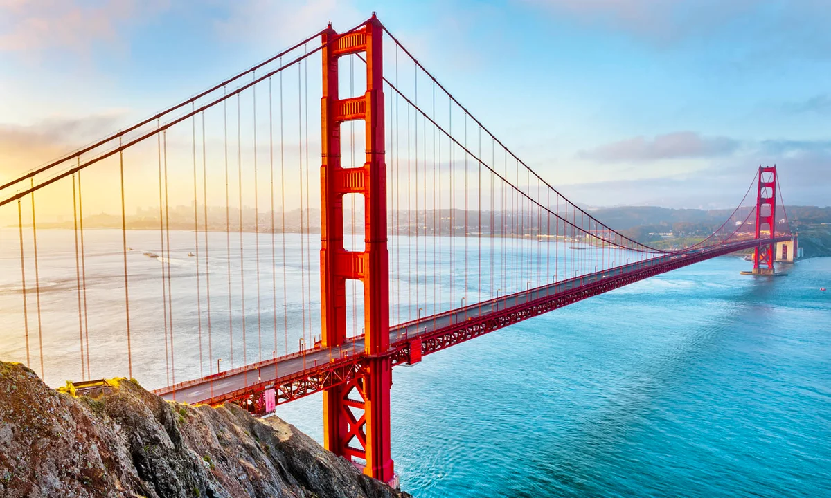 Which famous street in San Francisco is known for its vibrant murals and Latin American culture?
