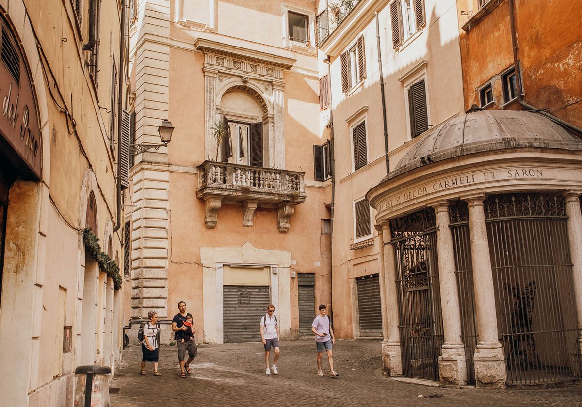 What is the name of the famous piazza in Rome known for its Baroque architecture and beautiful staircase?
