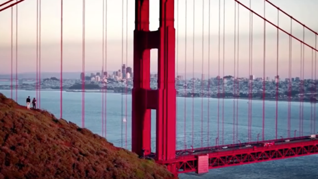 What is the name of the popular tourist attraction in San Francisco that offers panoramic views of the city?