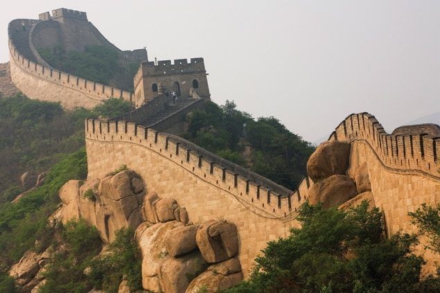 How many watchtowers are estimated to be along the Great Wall of China?