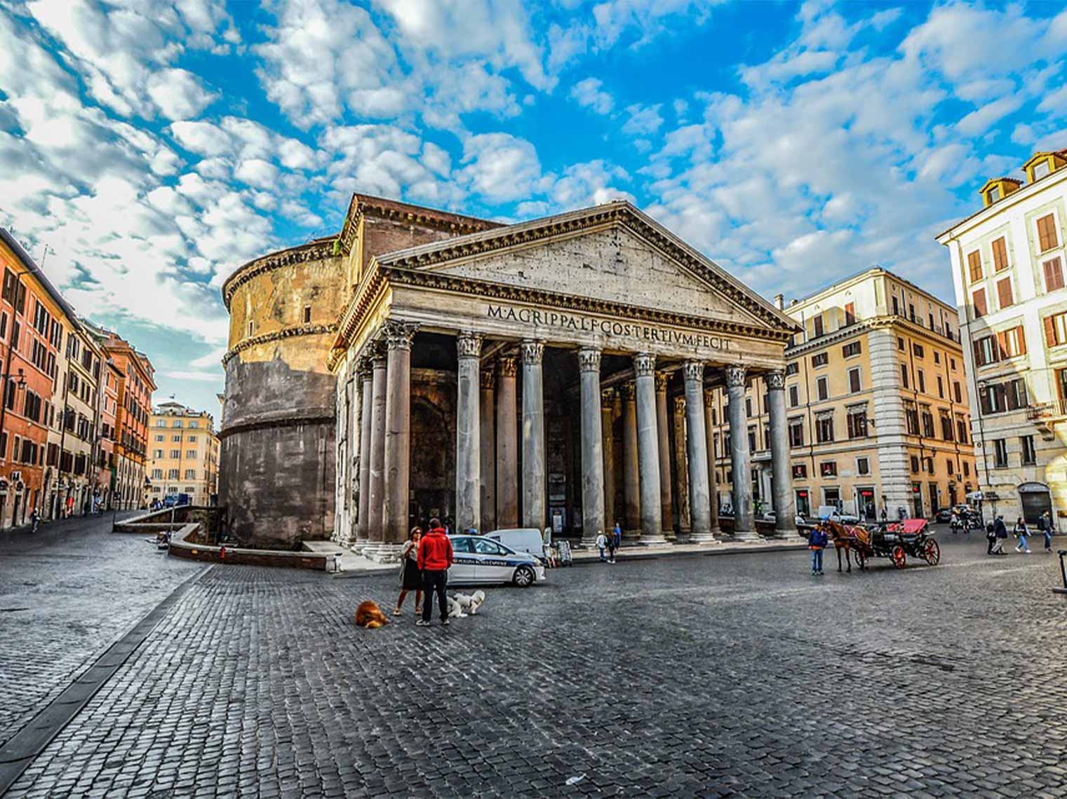 Which famous square in Rome is known for its impressive fountains and baroque palaces?