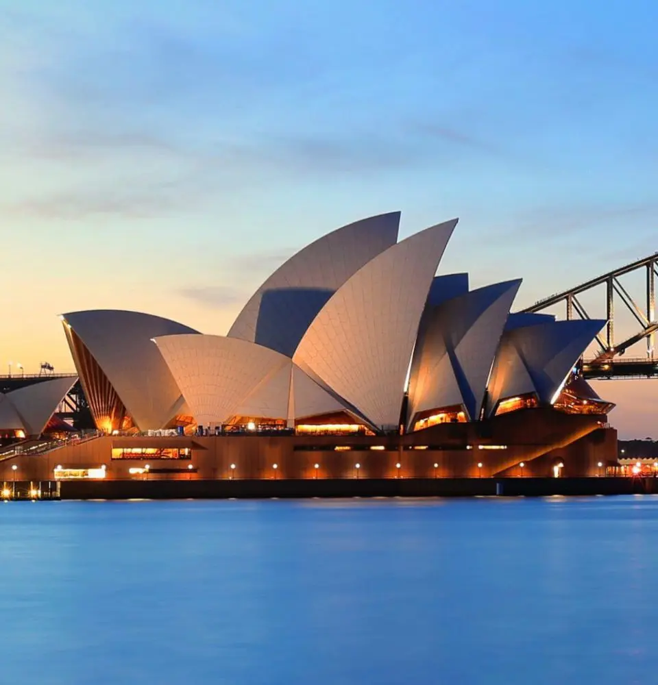 Which iconic Sydney landmark is known for its distinctive sail-like design?