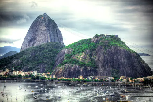 Which mountain is known for its cable car and panoramic views of Rio de Janeiro?
