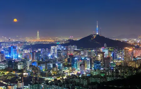 Which district in Seoul is known for its high-end fashion and luxury brands?