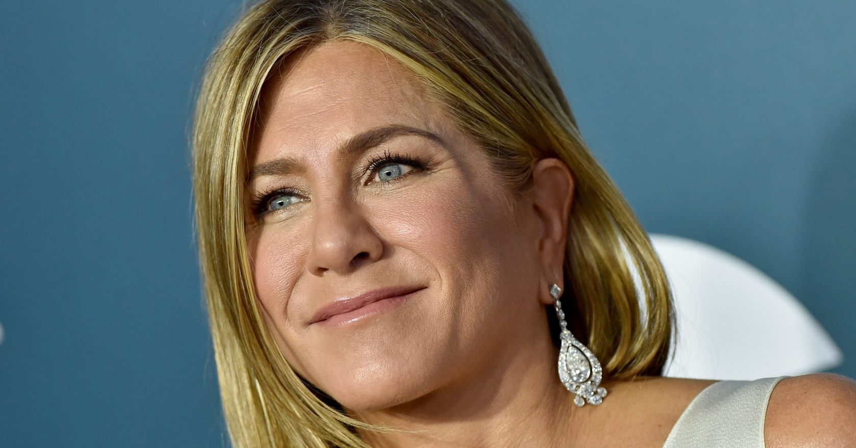 Which famous actress starred alongside Jennifer Aniston in the movie Marley & Me?