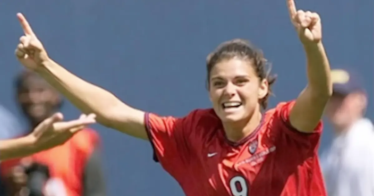 What position did Mia Hamm primarily play?