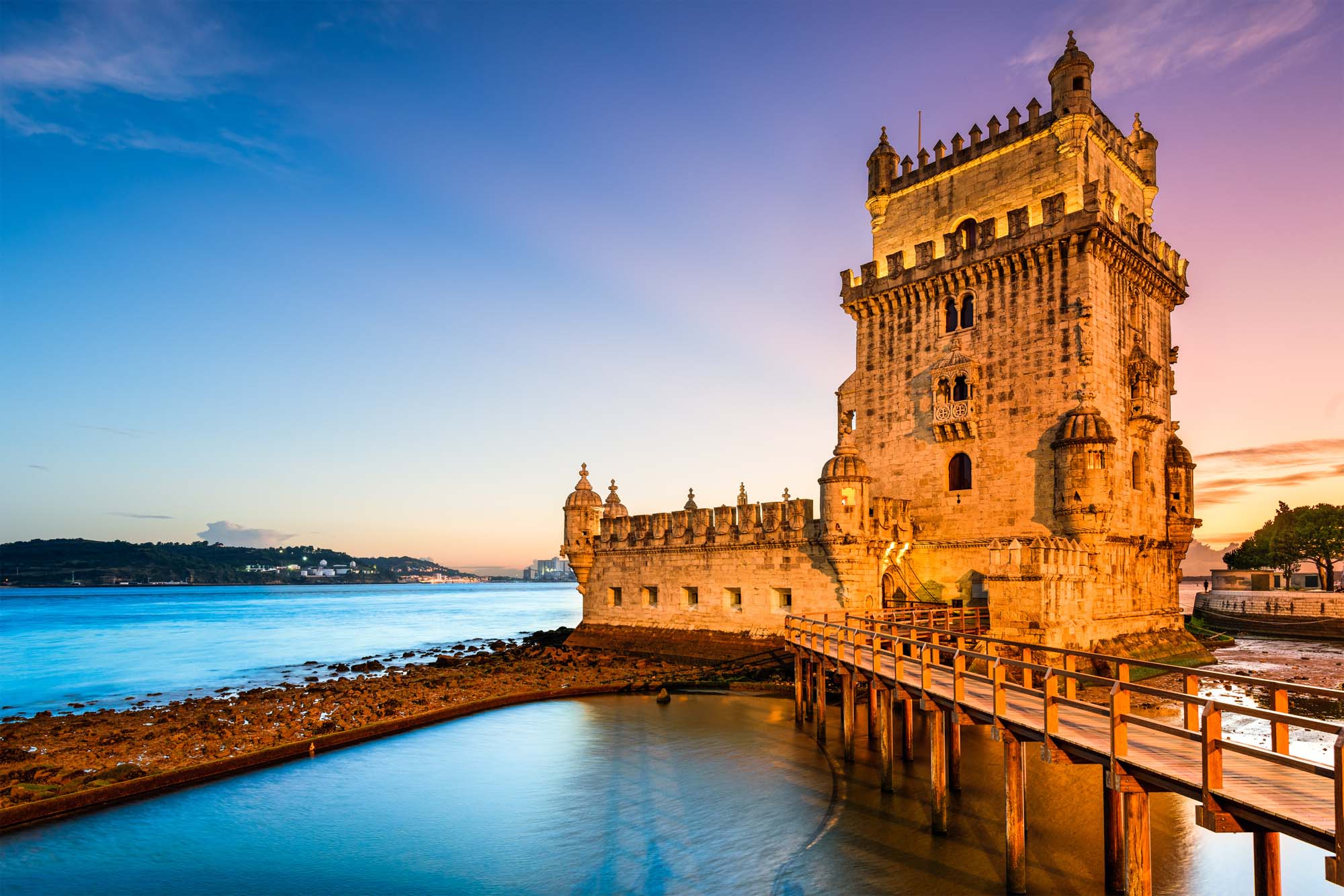 Which popular market in Lisbon is a great place to try local food and buy fresh produce?