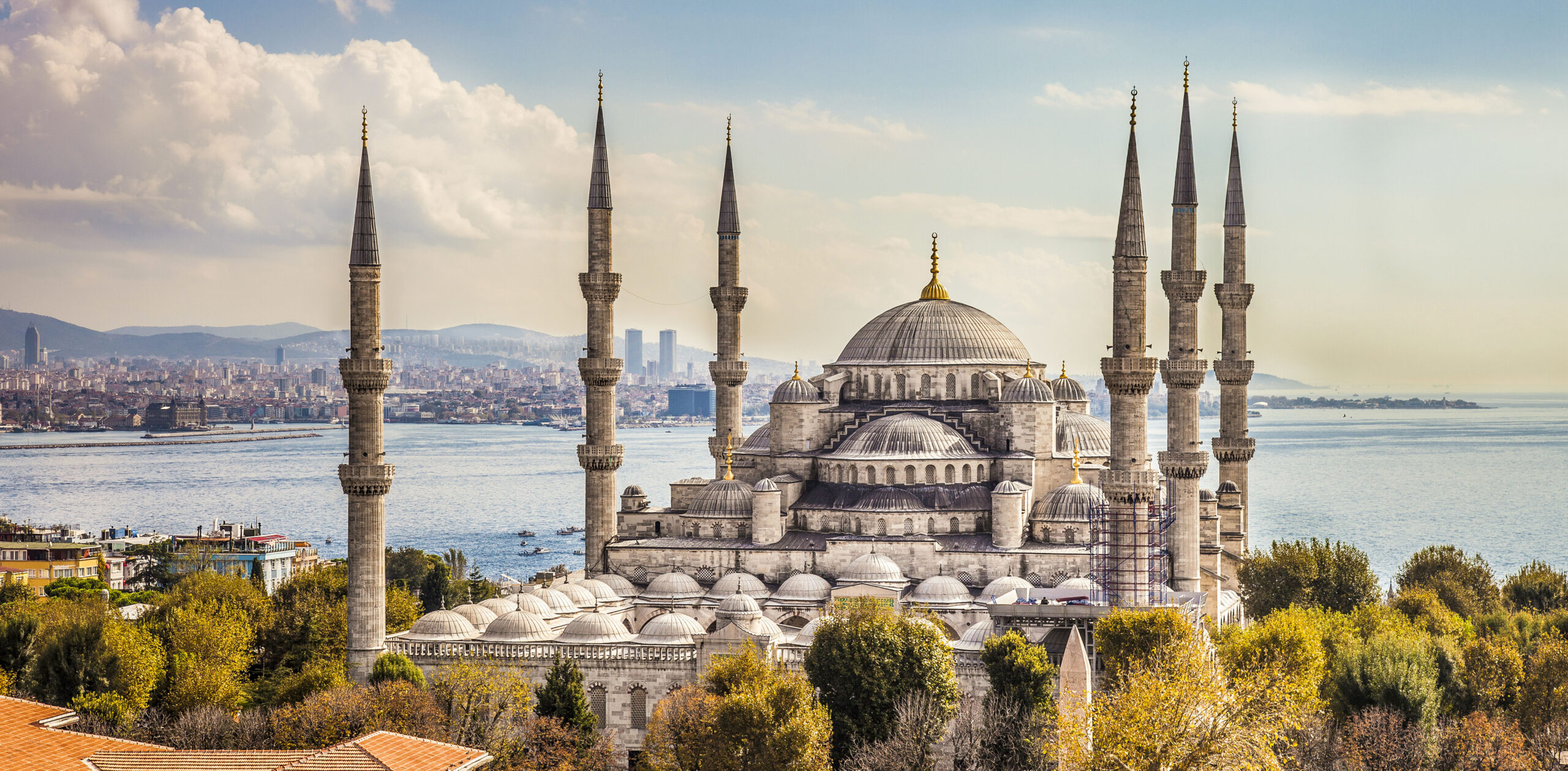 Which historic neighborhood in Istanbul is famous for its lively nightlife, trendy bars, and restaurants?