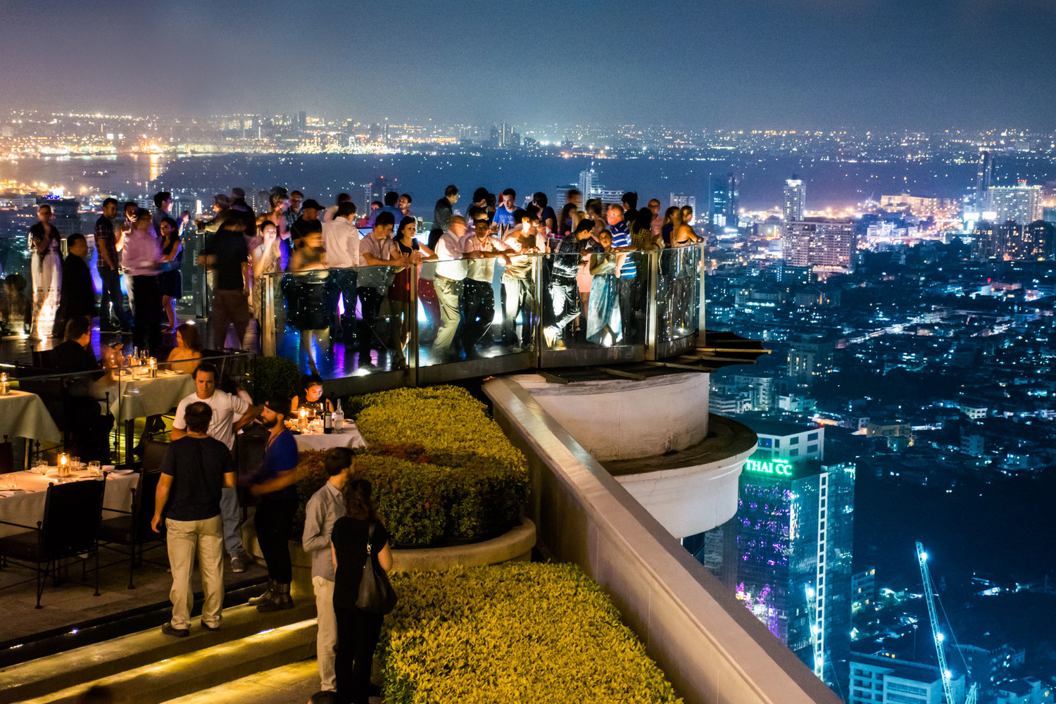 Which district is famous for its bustling nightlife and entertainment?