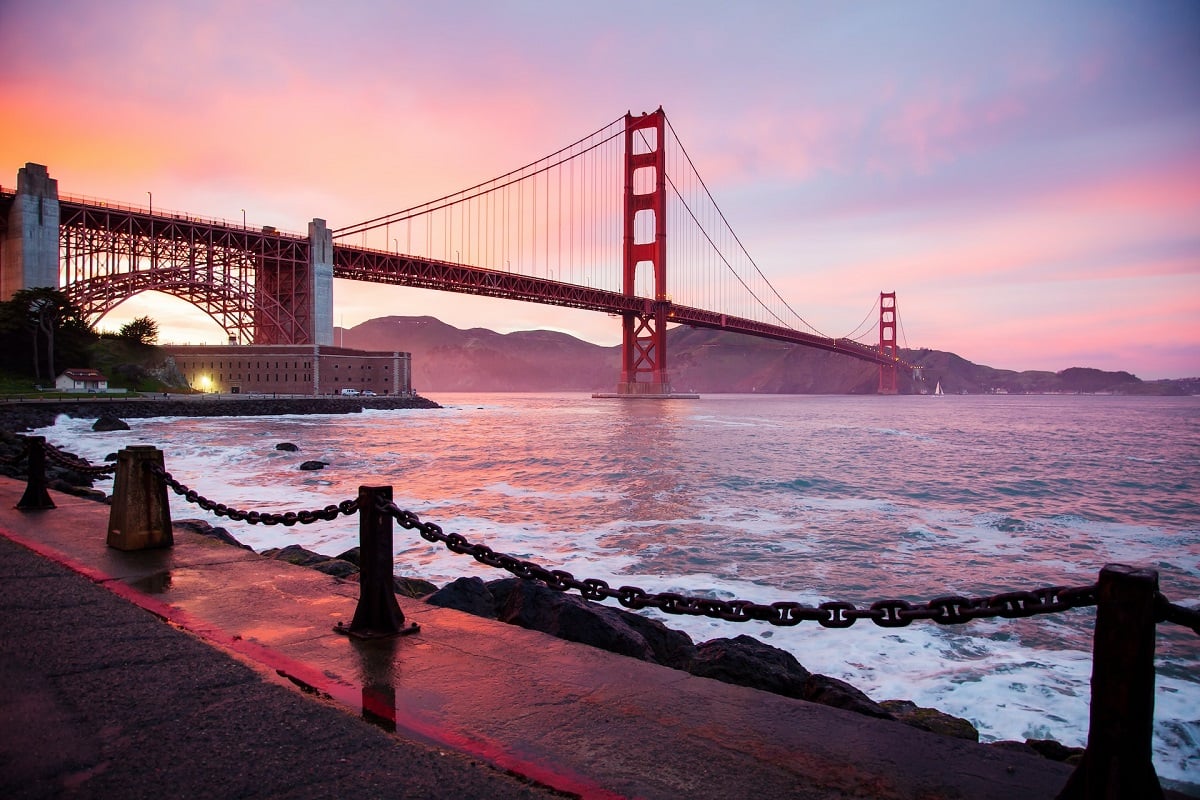 Which famous street in San Francisco is known for its large population of Chinese immigrants and vibrant Chinese culture?