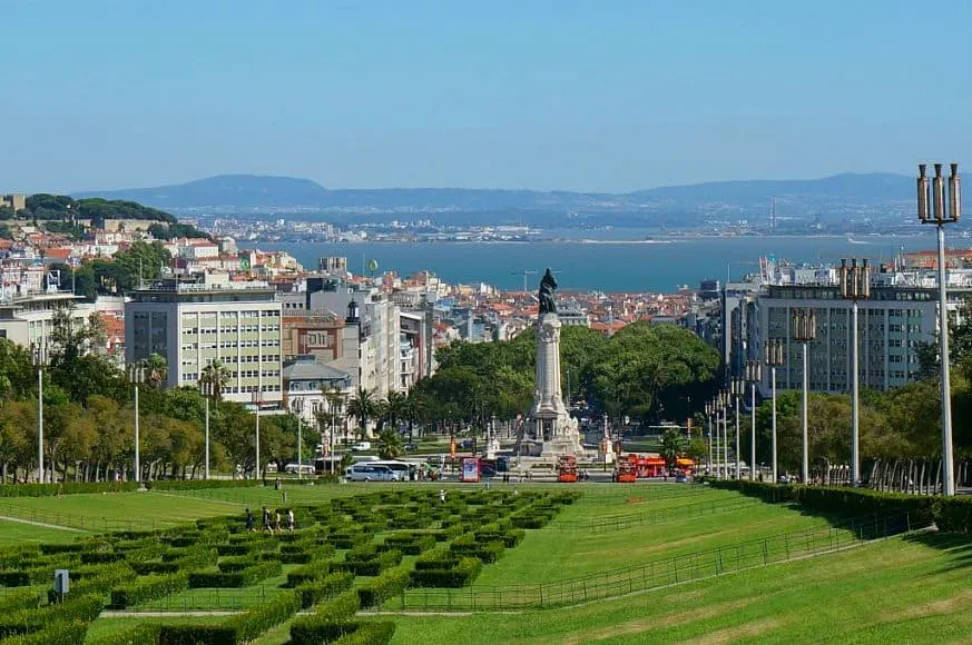 Which historic square in Lisbon is known for its grandeur and proximity to the Tagus River?