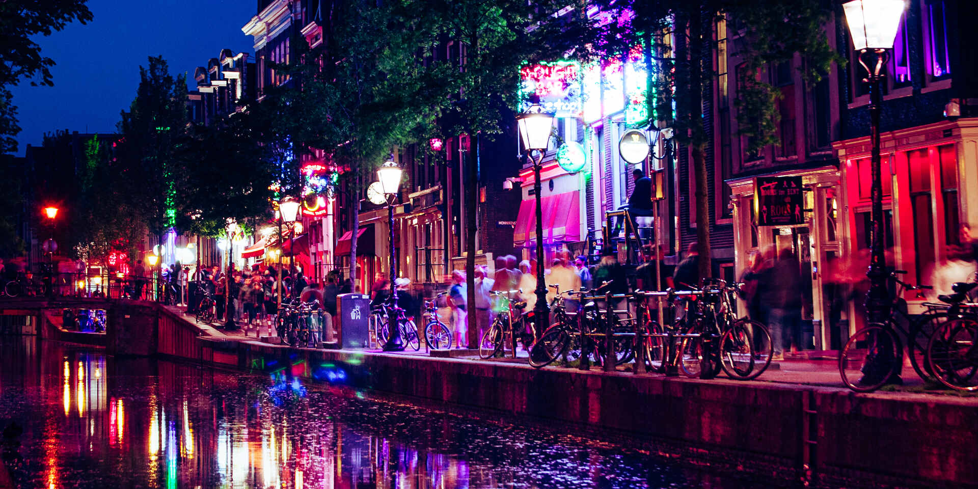 Which neighborhood in Amsterdam is famous for its artistic atmosphere and vibrant nightlife?