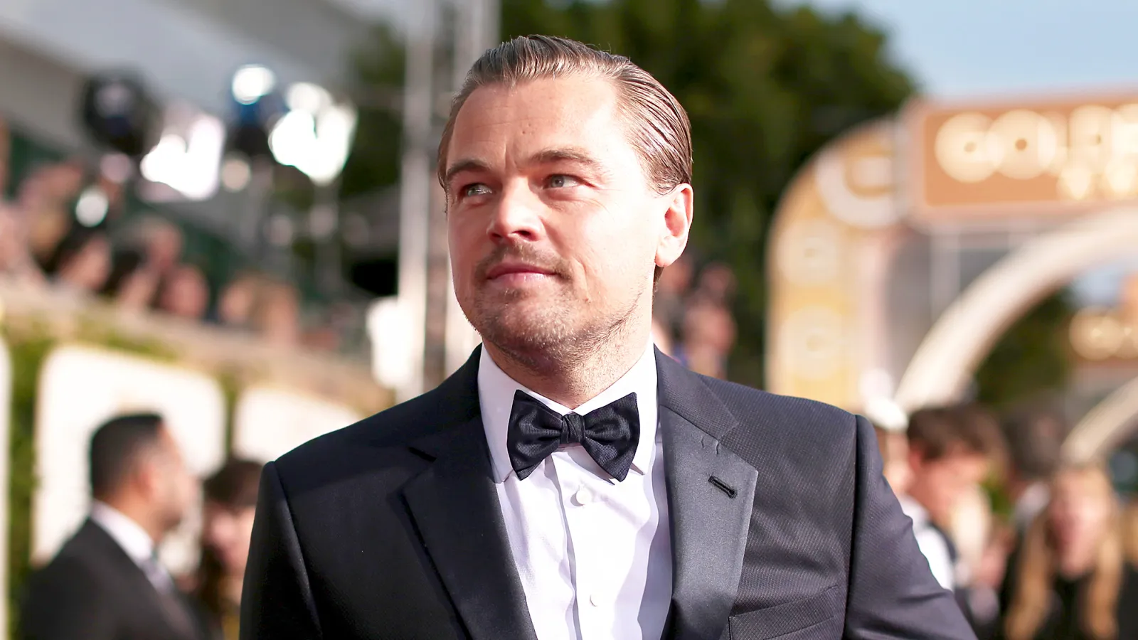 In which movie does Leonardo DiCaprio play a stockbroker involved in fraudulent activities?