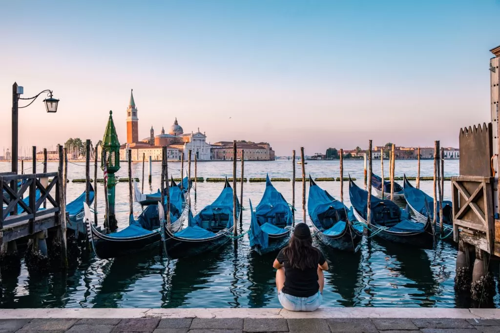Which Venetian island is known for its colorful houses and lace-making tradition?