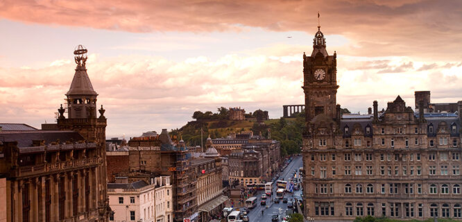 Which famous street connects Edinburgh Castle and Holyrood Palace?