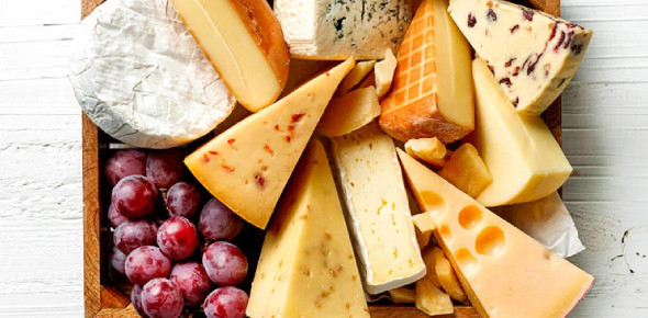 Which cheese is known for its crumbly texture and grassy flavor?