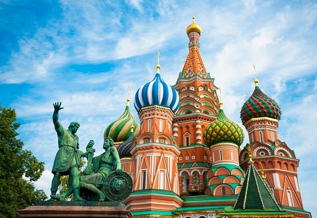 Which famous cathedral in Moscow is dedicated to the Kazan Icon of the Mother of God?