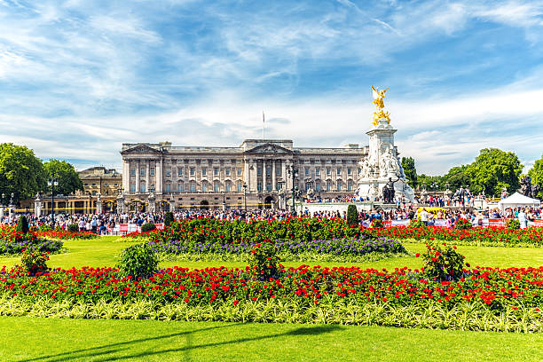 Which royal park in London is home to herds of deer and a beautiful royal palace?