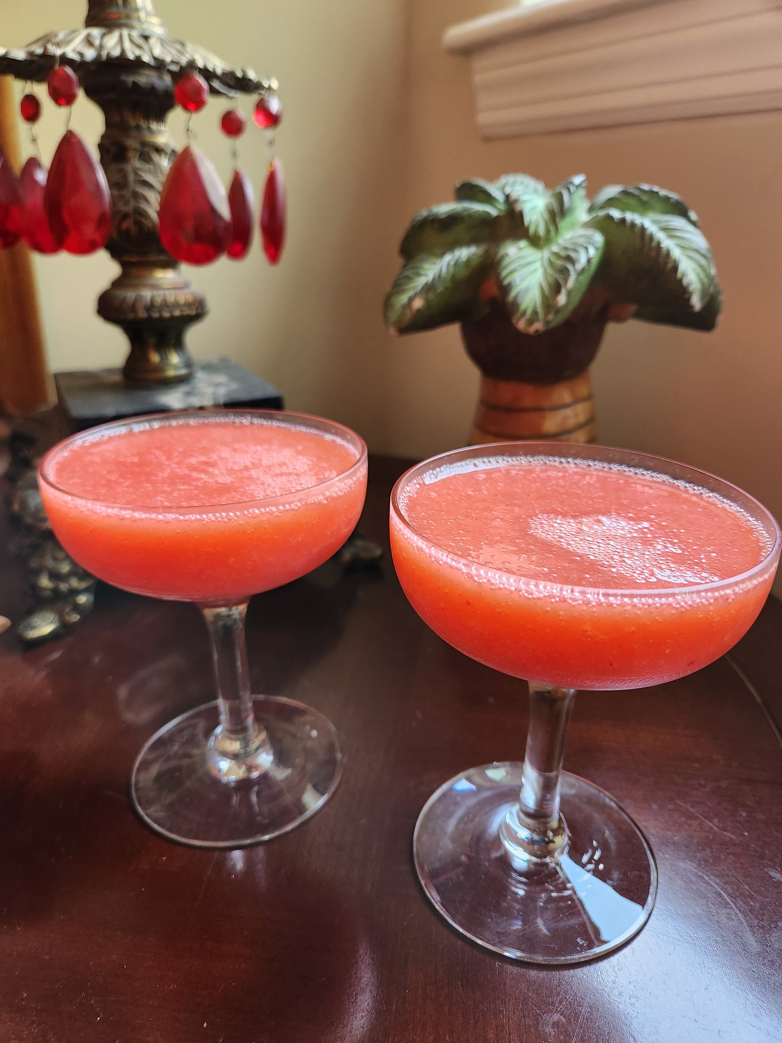 Which fruit is commonly used as a garnish in a cosmopolitan cocktail?