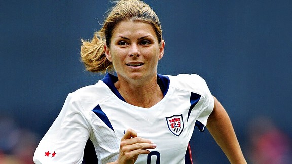 What is Mia Hamm's career total number of assists in international matches?