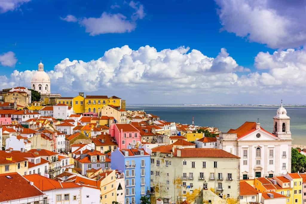 Which Portuguese explorer is honored with a statue at the Belém Tower?