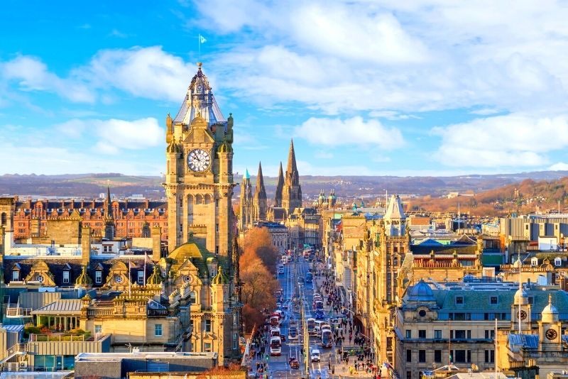 Which famous shopping street in Edinburgh is known for its designer boutiques?