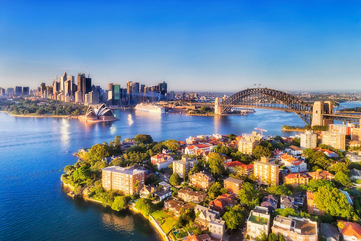 Which popular Sydney attraction offers stunning panoramic views of the city skyline from its observation deck?