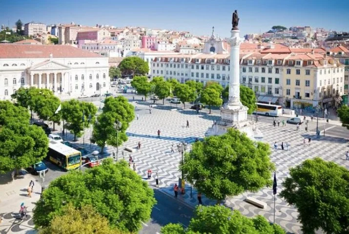 Which neighborhood is known for its vibrant nightlife and trendy bars in Lisbon?